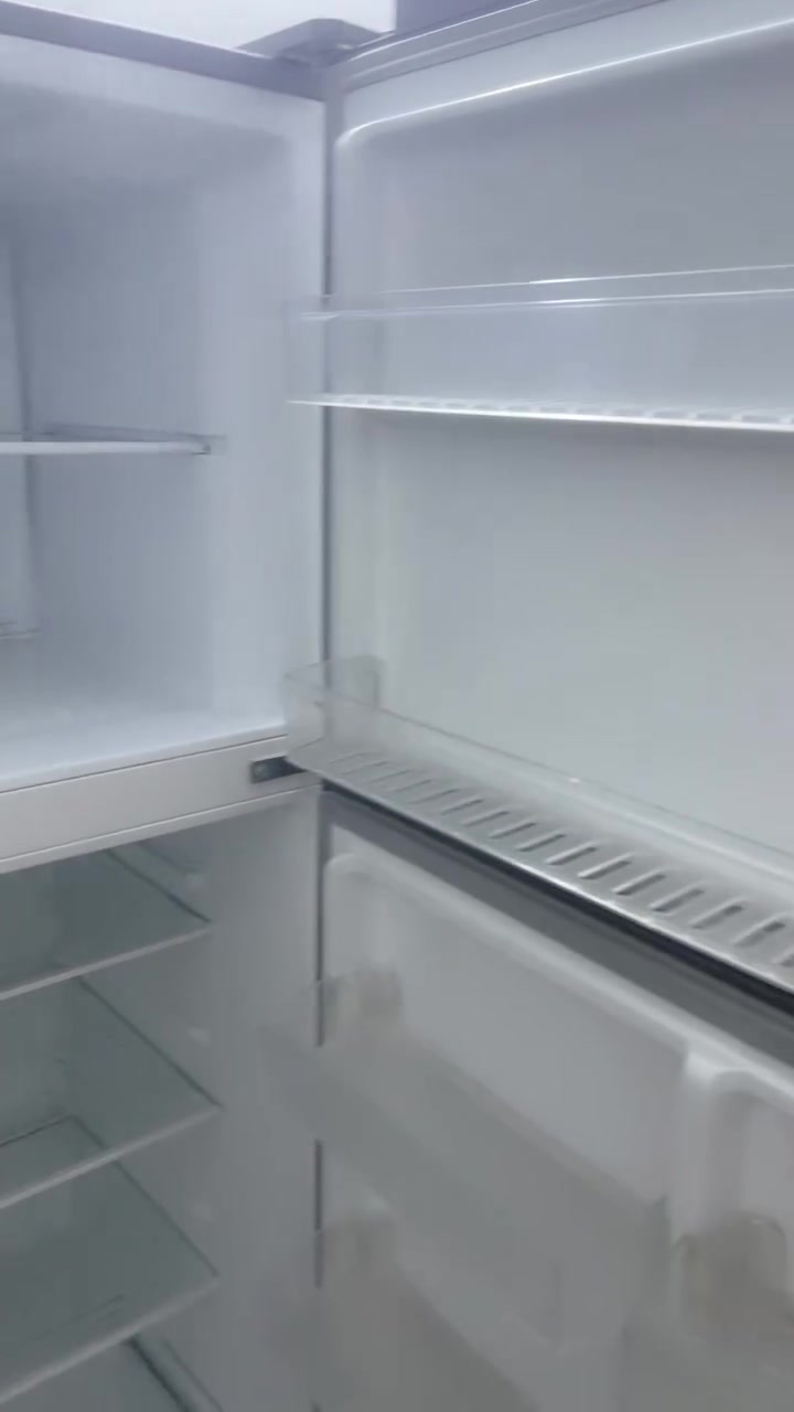 ثلاجه للبيع مصارلها 4اشهر من اشتريها ونضيفه كلش  اريدها ب450 وبيها مجال للتواصل ع واتساب ***********
