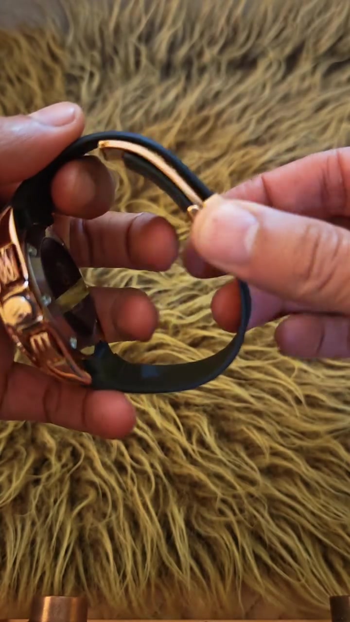 يا الله
ساعة يد رجالية بتصميم رياضي وفاخر تحمل علامة TAG Heuer بالتعاون مع طراز Mercedes-Benz، وتتميز بهيكل معدني بلون الذهب الوردي مع سوار أسود من السيليكون.التصميم: هيكل مطلي بلون الذهب الوردي مع مينا معقد يضم عدادات داخلية ومقياس سرعة وتفاصيل مستوحاة من سيارات مرسيدس.الوظائف: تحتوي على نظام كرونوغراف (إيقاف الوقت - ستوب وتش) وجميع العدادات الداخلية (السناتر) تعمل بشكل كامل.السوار: حزام من المطاط أو السيليكون الأسود المتين يحمل اسم العلامة التجارية
***********
