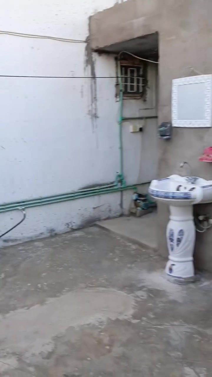 بيت في حي فاروق ماشي بي طابو السعر 55 و بي مجال الاستفسار على رقم ***********

