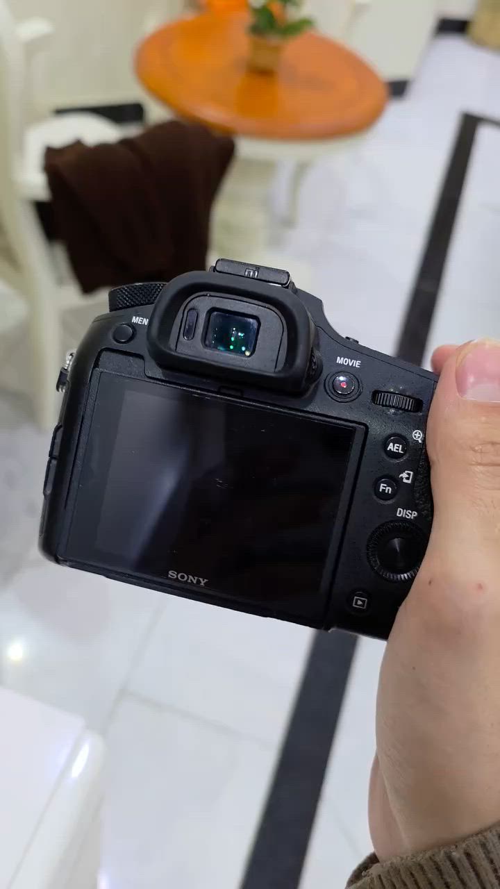 للبيع كامرة سوني RX10 iv
تفيد مصوري البرية والحيوانات والرياضات والمسافات البعيدة 

عدسة ثابتة منها وبيها

أخذتها بمليون و٩٠٠ 

للبيع بسعر ١٦٥٠ 

مع ٥ بطاريات 

شاحنتين 

ورامين 32 كيكا 

للطلب والمراسلة 

***********
