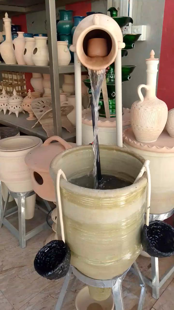 تعتبر حب ماء الشرب ونافورة في نفس الوقت توضع في الحدائق  يوجد لدينا كافة الفخاريات والتحف والتراث القديم عنوان المحل هيت شارع المصرف يوجد توصيل داخل هيت 1000 رقم الهاتف ***********
