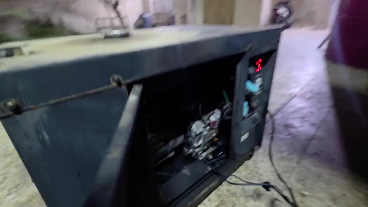السلام عليكم مولدة كيمولي شركة نجوم الرافدين ملف كبير نحاس 7.5 kw بية شاشة عرض معلومات مشترية قبل سنة ب1750 رايدة ب800 مابية اي نقص ونقصة فقط باتري تجي اشغلك اياه وتفحص الحمل على البيت قبل لا تاخذة رقم ***********
