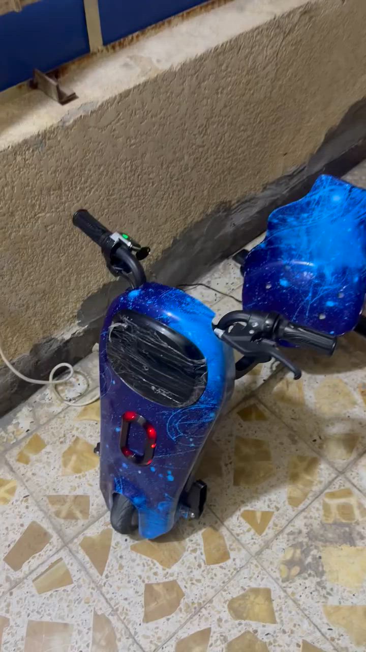 السلام عليكم سكوتر للبيع بعده بالايلون جديد كلش ماخذينه ب١٦٥ إذا اكو شراي ب١٠٠ نهايته قفل وتجي وتشوفه شرط كسر كارتون ***********
