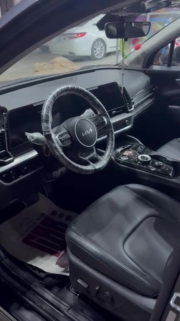 🚘 للبيع | كيا سبورتاج هايبرد EX موديل 2024 🚘
✨ ممشى: 20 ألف كم فقط.

سيارة استخدام شخصي، باسمي، بحالة الوكالة وجاهزة لنقل الملكية مباشرة، ولا تحتاج أي مصروف.

🔹 المواصفات: ✅ محرك 1.6 تيربو هايبرد (Hybrid). ✅ ناقل حركة أوتوماتيك. ✅ تشغيل بصمة (Push Start). ✅ دخول ذكي (Smart Key). ✅ شاشة لمس كبيرة تدعم Apple CarPlay وAndroid Auto. ✅ كاميرا خلفية. ✅ رادار أمامي وخلفي. ✅ حساسات توقف أمامية وخلفية. ✅ نظام الكبح التلقائي في حالات الطوارئ. ✅ نظام المحافظة على المسار (Lane Keep Assist). ✅ نظام التحذير من الخروج عن المسار. ✅ مثبت سرعة. ✅ مقاعد جلد أصلية مع تدفئة للمقاعد الأمامية. ✅ تكييف أوتوماتيك مزدوج. ✅ شاحن لاسلكي للهاتف. ✅ مرايا كهربائية مع طي كهربائي. ✅ إنارة LED أمامية وخلفية. ✅ جنوط ألمنيوم أصلية. ✅ نظام الثبات الإلكتروني (ESP). ✅ نظام مانع الانزلاق (TCS). ✅ نظام ABS مع EBD. ✅ مساعد صعود المرتفعات (Hill Assist). ✅ وسائد هوائية متعددة. ✅ حساس ضغط الإطارات (TPMS).

🎁 كتلوكات الوكالة موجودة. 🎁 أرضيات الوكالة الأصلية غير مستخدمة.

❌ بدون فتحة سقف.

💰 السعر المطلوب: 20,500 دولار، وبيه مجال للجاد فقط.

📞 للاستفسار: ***********

السيارة نظيفة جدًا، ممشاها 20 ألف كم فقط، وبحالة الوكالة من الداخل والخارج، وتستحق المشاهدة.
