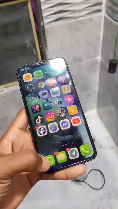 السلام عليكم ايفون ١١ بر ماكس 
امبدل بطاريه وشاشه اولد اصليه 
الشاشه بيه افطور ولضهر كذالك حاطله لزكه وكفر وشغال طبيعي. معاليه اي شي
الجهاز الباقي كله ابلادي وفحص موجود ذكره ٢٥٦
سعر ٢٠٠الف وبي مجال بلتفاوض او مراوس ابيباد ٩ عادي 
رقمي *********** وتساب موجود
