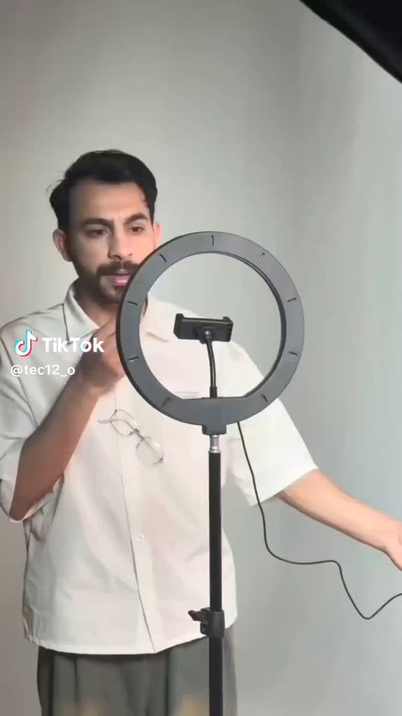 واخيرا وفرنا ستاند مشاهير التيك توك الاصلي في العراق!😍
طبعا تكون مميزاته !:
إضاءة ناعمة ومتوازنة
تناسب جميع أنواع التصوير سواء بث او تصوير اعتيادي ..الخ
تحكم بدرجات اللون المختلفة للحصول على إضاءة دافئة أو باردة حسب رغبتك😍
مثالي للبث المباشر المكياج، والتصوير الاحترافي
تصميم عصري ومريح للعين و اكيد الستاند الاصلي ☺️🌸
يدعم تقنيات الإضاءة الجمالية ليظهر وجهك بأفضل مظهر
تحسين جودة تصوير الفيديوهات والتصوير الفوتوغرافي
يوفر إضاءة مشرقة وطبيعية بدون ظلال مزعجة عكس الستاندات البقية الي يكون اللايت بيها خافت و يسبب ظلال مزعجة
مثالي لمنشئي المحتوى وصانعي الفيديوهات على يوتيوب وتيك توك
 و طبعا الارتفاع : 2.5 متر
يمكن التحكم ب درجة اللون عن طريق ازرار التحكم الموجودة في تي كيل الUSB
ملحقات العلبة:
رينج لایت LED
حامل مريح و ثابت
كابل USB للتشغيل
ستاند لتثبيت الرنك لايت
للطلب و الاستفسار:
رقم الواتساب  "***********"
حساب الانستا  و التيك توك "tec12_o"