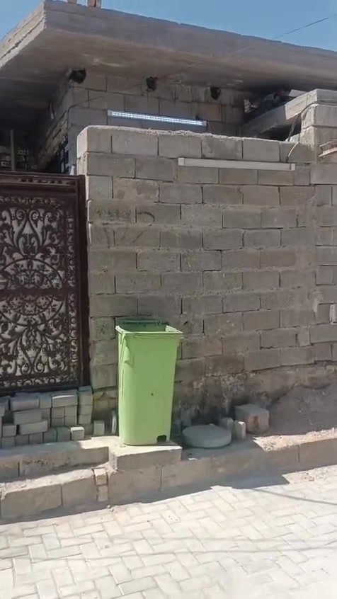 بيت 100 متر 8في12 نزال اصولي تحويل يحتوي على استقبال و مطبخ و صالة و غرفة نوم و صحيات مستقلة علمن يحتاج الى بياض و كاشي تاسيس كهرباء داخلية المنطقة مقرنص ماء مجاري عرض الفرع 12 متر فية 4 بيوت فقط فرعين على الشارع العام العنوان سبع قصور شارع ابو سبع ثاني فرع السعر 45 مليون و بي مجال بسيط صب مسلح+ الحمام سيراميك التواصل ***********
