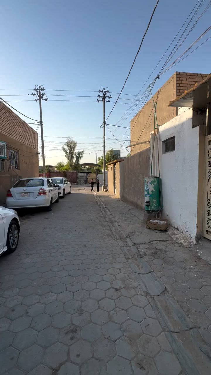 دار للبيع حي الجزيرة بكفة اعدادية زينب الكبرى بناء قديم مساحه 200 متر شارع 8
*********** مكتب الزبيدي
