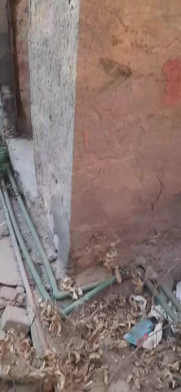 بيت ٢٠٠ متر بلجربوعيه الاولى بناء قديم بي ٤غرف مابيهن شي الهول والمطبخ والبراني سقفهن تعبان البيت بي ورثه للبيع تفاصيل البيت بلفيديو
***********
