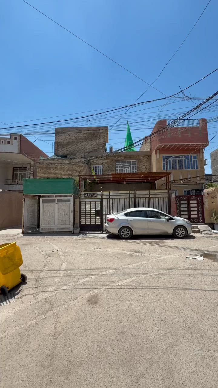 بيت للبيع بغداد سبع ابكار  🏠🔥
فرصة استثمارية وسكنية لا تعوض – بيت ركن بمواصفات ممتازة وموقع إستراتيجي!
للبيع بيت بناء 2009

📍 الموقع العام: قرب الشط وبصف جسر سريع محمد القاسم (محاور الوقف السني)، موقع يربطك بكل مكان ببغداد وسريع الحركة
📌 أبرز مميزات الموقع والملك:
 السند: زراعي ملك صرف (سند 25).
 الموقع: بيت ركن على فرع مغلق، واجهة على شارع بعرض 10 متر مع الأرصفة، بالإضافة إلى فرعين جانبيين (شرحة ومرتبة).
 ميزة استثنائية: الخدمات: البيت مجاور لمحطة المجاري الرئيسية، يعني انسى شي اسمه فيضان أو تجمع مياه أمطار نهائياً وعدم انقطاع الكهرباء 
📐 المساحة والأبعاد:
 الواجهة: 9 متر | النزال: 20 متر.
🏗️ تصميم البيت (نظام وحدات سكنيه معزولة - مدخلين منفصلين):
البيت مصمم بذكاء بحيث الطابق الأرضي معزول تماماً عن الطابق الأول (يصلح لـ سكن عائلتين أو للاستثمار والإيجار):
 🏠 الطابق الأرضي: صالة كبار جداً، مطبخ، حولي، غرفتين نوم، خدمات (حمام وتواليت عدد 2)، منور، وكراج كبير يتسع لسيارتين.
 🏢 الطابق الأول: صالة، مطبخ، حولي، غرفتين نوم، خدمات واسعة (عدد 1)، مناور عدد 2، وسطح عدد 2.
📞 للاستفسار والمعاينة الاتصال على الرقم: [***********]
