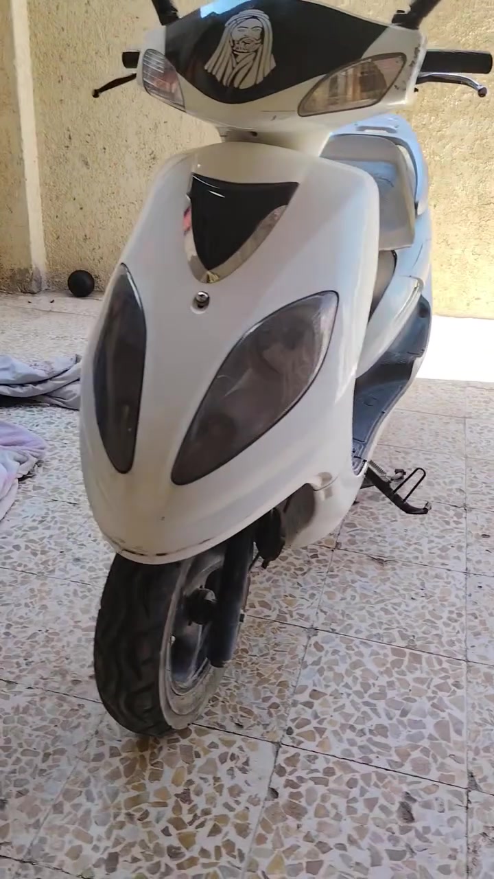 السلام عليكم ورحمة دراجه سيام مود ٢٣ بسمي نضطفه
بيه خيط دخان قليل كلش شغاله  نكره
سعر ٨٠٠ وبيه مجال ***********
العنوان المجر
