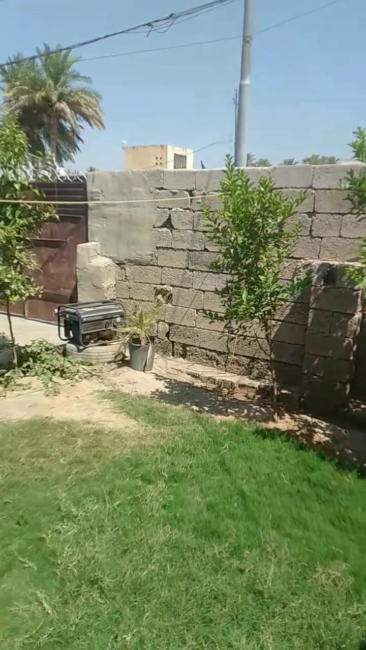السلام عليكم. 
للبيع.  بيت على طريق البستنه البيت نضيف و مغلف. يتكون البيت من غرفتين نوم٥×٤و هول ٤×٤ استقبال ٦×٤  منور.  جانبي و.  مخزن. و. ترك خلف البيت   في واجه البيت محل حديقة. بيت نضيف وجاهز وقريب ع السوك. 
الي يحب يتواصل خاص او يتصل على الرقم 
***********
