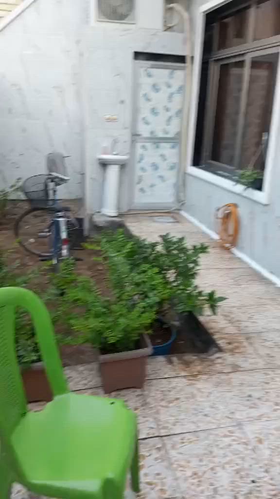 السلام عليكم عندي بيت للبيع في منطقه الشعب العقاري الثانيه خلف مطعم حجي عادل المساحه ٢٠٤ و النزال٢٤ الواجهه ٨ونص يحتوي على كراج وحديقه وحمام خارجي و استقبال ومطبخ وهول وصحيات داخلية ومنور وغرفتين نوم وترك خلف البيت والطابق الثاني اربع غرف نوم سويت ومطبخ صغير وبلكونه وبيتونه ومخزن في السطح للاستفسار الاتصال على الرقم ***********. مكتب الشعب شارع الاسواق المركزية
