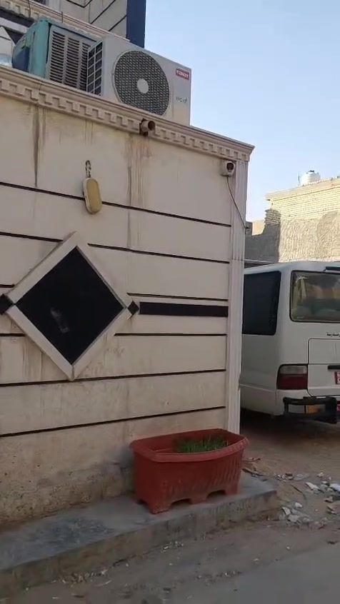 بيت طابقين 200متر يحتوي 6غرف نوم وصالتين جبيره و مطبخ وستقبال بناء حديث كامل يبعد عن بازين خانه الجبهه150متر و عن سريع القناه200متر سند25زراعي قرار محكمه وكامل خدمات وكما موضح بل فيديو  ل استفسار و تواصل***********
***********
