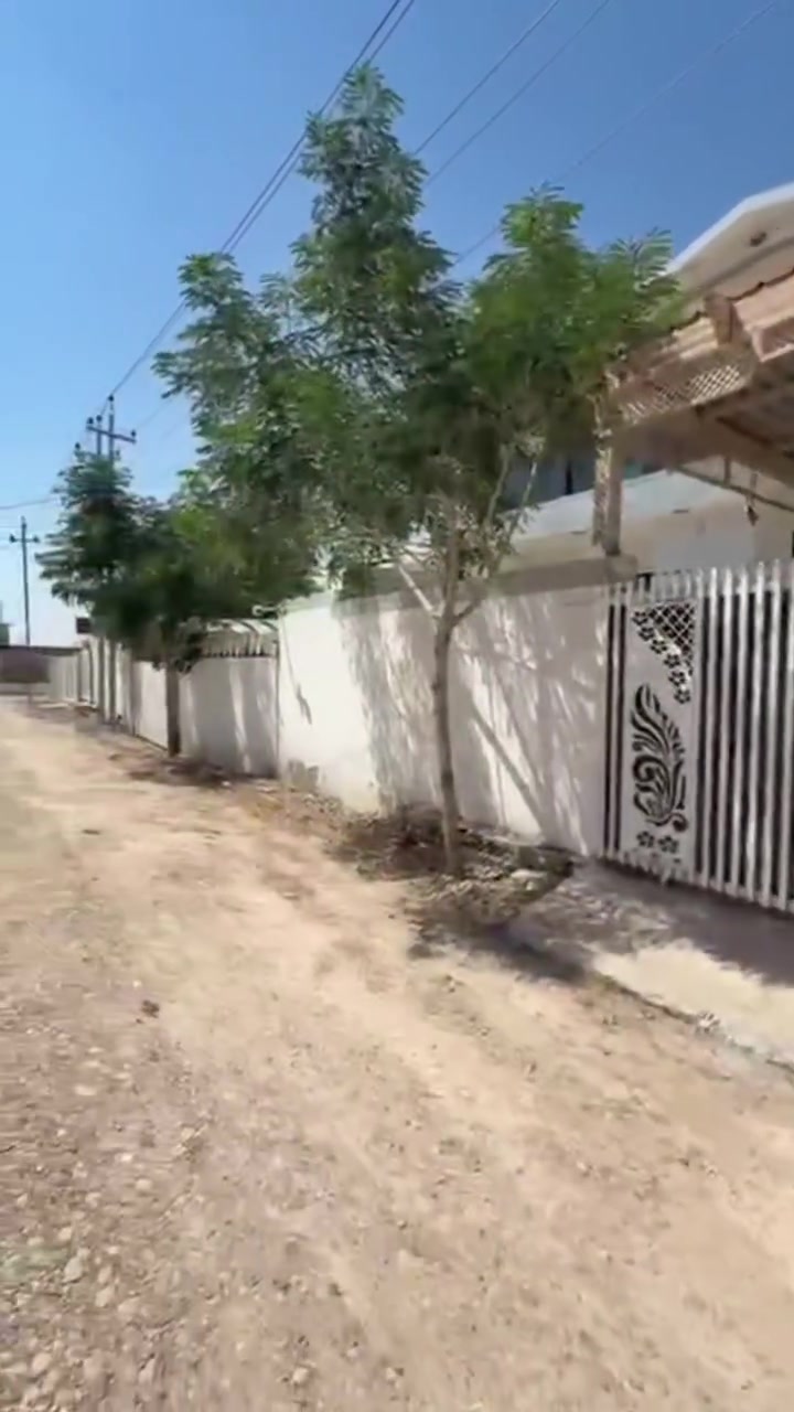 بيت للبيع  قاطين مع الاثاث موقع الخلف الخضر المساحة 500 متر بناء حديث مثل ما موضح بالفيديو يتكون البيت 
🏡استقبال 4*8 🏡غرف عدد أربعة اثنان 4*5 الطابق الارضي 🏡غرف الطابق الثاني 5*6🏡هول4*4 🏡المطبخ 5*6🏡موزع 7*4🏡 مع صحيات كماله الاطابقين 🏡طاقه شمسية نهاري30 امبير و ليلي 15 امبير 🏡مع حديقة وكراج للسيارة و السطح اشتايكر قريب على بزل بضهر الغسل للاستفسار اكثر اتصل ***********

