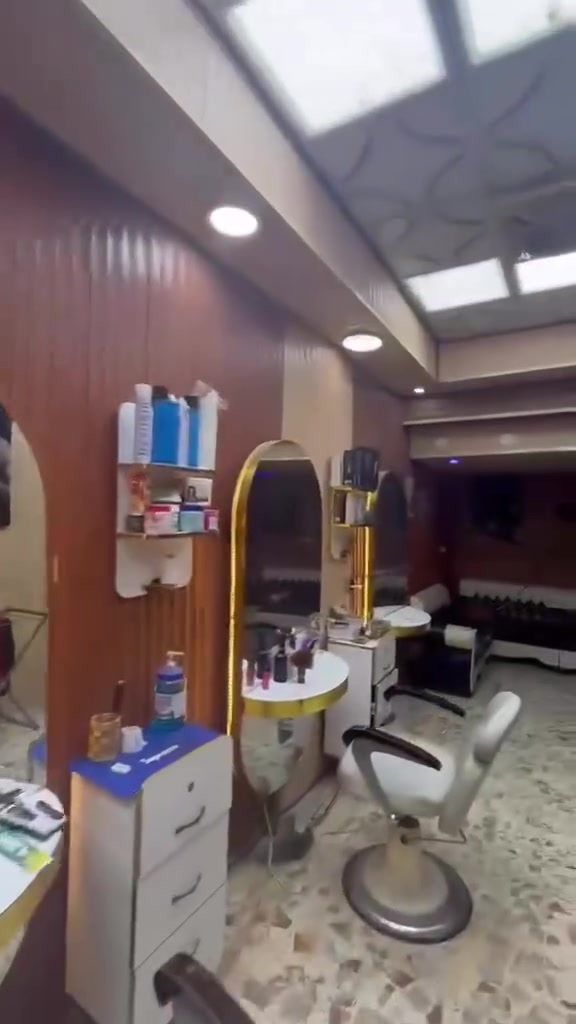 سلام عليكم محل حلاقه كاملل للبيع العنوان بغداد سبع اقصور قرب ؏ شارع العام قرب شارع ابو احمد واتساب ***********
