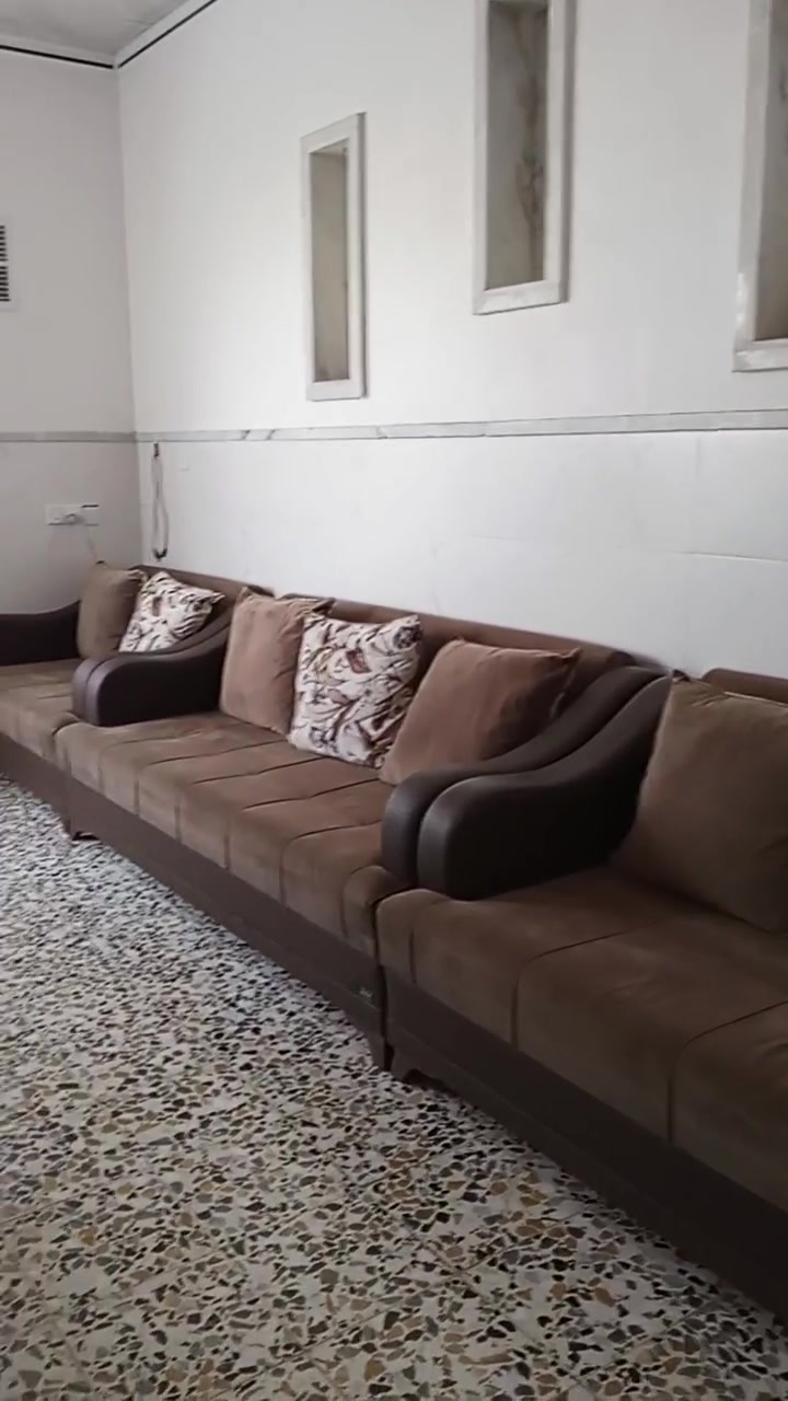 للبيع سيت قنفات مستعمل بحالة الوكالة* 

*التفاصيل:*
- *العدد*: سيت كامل 3 مقاعد + 2 مقاعد + 2 مقاعد
- *اللون*: بني قهوي غامق 
- *القماش*: جوخ راقي ومتين سهل التنظيف
- *السفنج*: ضغط عالي تركي، قوي ومتماسك 100% ما بيه هبوط
- *الحالة*: شاريها البارحة مستعملة، نظيفة كلش ومحافظ عليها مابيها اي دمج
- *السبب للبيع*: اللون ما رهم على اثاث البيت

*السعر: 500 دينار قابل للتفاوظ
*المكان: الموصل - [سماح التسعين]*
*ملاحظة: الصور والفيديو على الطبيعة

للاستفسار والاتصال: [***********]  
او مراسلة واتساب
