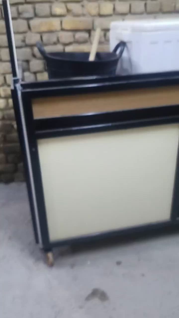 السلام عليكم عمي هذه ميز مال عصاير لبيع هوه وغراضه كامل تعال بس جيب مواد سوي عصير خلاطلت فلينه مال ثلج مدكه مال ثلج سعر مناسب ما صاله شهر من مفصلينه شراي يطب خاص واليريد يخابرني هذه رقمي بي وتساب ***********
