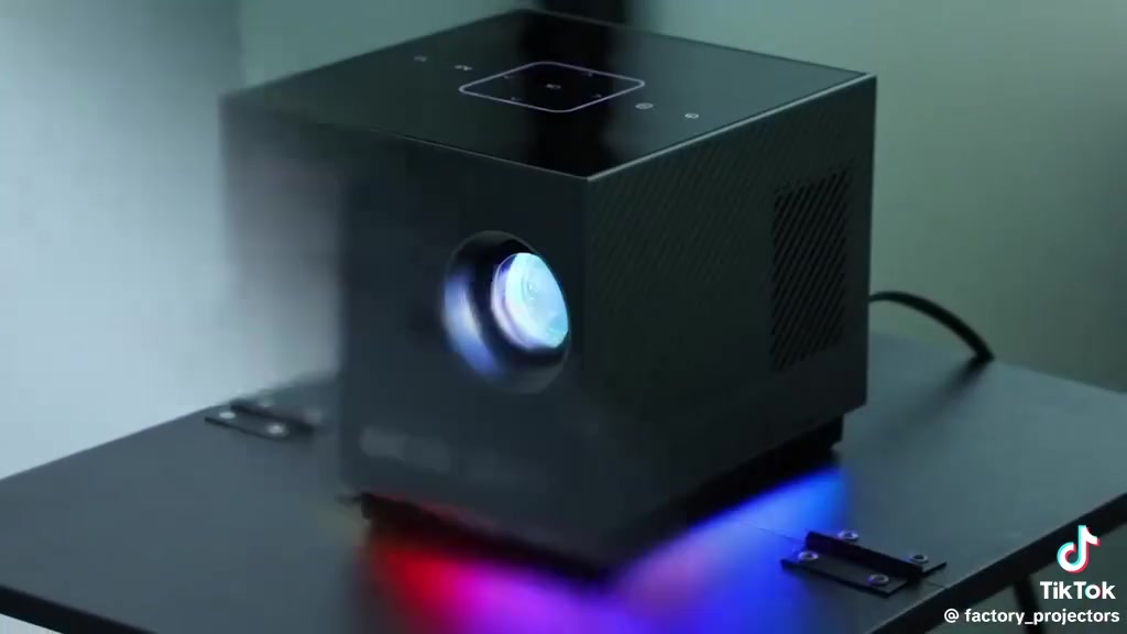 📺 متعة السينما.. أينما كنت!اكتشف بروجيكتور Xnano X3 المحمول. حجم ذكي، عرض سينمائي فائق، وسهولة تامة في الاستخدام. حوّل أي جدار في منزلك إلى شاشة عرض عملاقة وعش الإثارة الحقيقية
إليك تفاصيل ومواصفات أكثر عمقاً حول جهاز البروجكتور الذكي Xnano X3 Mini Projector:🎬 جودة العرض والصورةالدقة الأصلية (Native Resolution): يأتي بدقة عرض أصلية HD تبلغ 1280×720 بكسل.توافق الإشارة: يدعم معالجة وفك تشفير ملفات الفيديو بدقة 4K وحتى 8K وتنسيقها لتلائم حجم العرض.السطوع: يقدم قوة إضاءة تتراوح بين 170 إلى 300 لومن ANSI، وهو ما يمنحك أفضل تجربة في الغرف المظلمة أو ذات الإضاءة المنخفضة جداً.حجم الشاشة: يمكنه عرض شاشة تبدأ من 28 بوصة وتصل حتى 200 بوصة حسب مسافة العرض (من 1 إلى 6.5 متر).🧠 الأداء والنظام الداخلينظام التشغيل: يعمل بنظام Android الذكي، مما يتيح لك تشغيل تطبيقات المشاهدة (مثل يوتيوب وغيره) بشكل مباشر دون الحاجة لربطه بهاتف أو كمبيوتر.المعالج والذاكرة: مزود بمعالج رباعي النواة مع ذاكرة عشوائية (RAM) بسعة 2 جيجابايت وذاكرة تخزين داخلية (ROM) بسعة 16 جيجابايت لتنزيل التطبيقات وسلاسة التشغيل.🌐 الاتصال والميزات الذكيةالتركيز وتعديل الأبعاد: يدعم خاصية التركيز الكهربائي (Electric Focus) لضبط حدة الصورة بواسطة الريموت، مع ميزة تصحيح أبعاد الزوايا (4-Point Keystone Correction) لضمان صورة مستقيمة حتى لو وُضع الجهاز بزاوية مائلة.الاتصال اللاسلكي: يحتوي على واي فاي ثنائي النطاق WiFi 2.4G & 5G لاتصال سريع بالإنترنت، ويدعم ميزة Screen Mirroring (بث شاشة الهاتف الآيفون أو الأندرويد لاسلكياً).البلوتوث وصوت: يدعم Bluetooth 5.0 ثنائي الاتجاه، مما يعني إمكانية توصيله بسماعات خارجية، أو استخدامه هو نفسه كمكبر صوت لاسلكي. كما يحتوي على سماعة مدمجة بقدرة 5 واط
السعر 125 الف
التواصل خاص أو الاتصال على الرقم 
،***********
