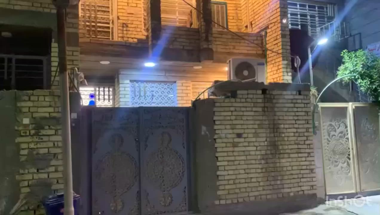 سلام عليكم بيت للبيع 
 مساحه 110م واجه 5نزال 22 
بيت بنيه الفرع خامس5
طابقين ونص كامل ماعده الواجه 
استقبال صاله ممر مطبخ حار وبارد غرفه نوم جوه حمام خارجي وداخلي
طابق ثاني صاله معزوله حمام غرفتين نوم 
طابق ثالث صاله غرفه نوم حمام 
***********
سعر 150 وبي مجال
