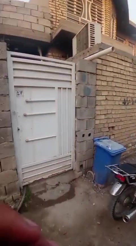 السلام عليكم بيت للبيع ١٠٠متر واجهه 6  والنزال١٨ يحتوي على غرفه نوم واستقبال وصاله ومطبخ وصحيات العنوان بغداد بوب الشام قرب القوس منطقه اسمها أسوار بغداد زراعي سند١١٧ السعر ٤٠ وبيه مجال خدمات كامله ماء وكهرباء ومجاري اعيد النشر بسبب الوعود الكاذبه للاستفسار الاتصال على الرقم ***********
