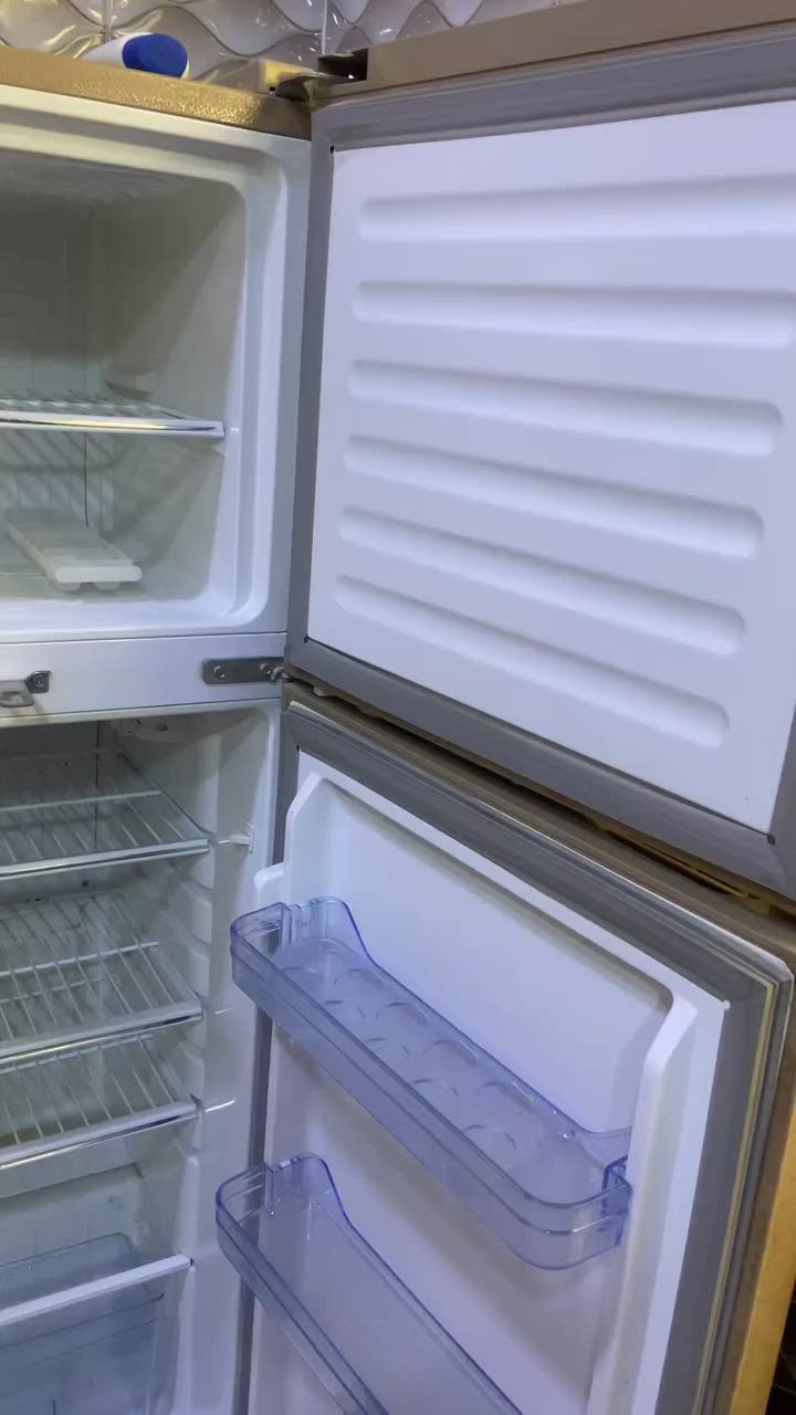 ثلاجه نظيفه وشغاله مابيها كل ضرر تبريد وتجميد ممتاز ع الفحص ب 200
فقط الشراي يتواصل ع واتساب ‭***********‬
