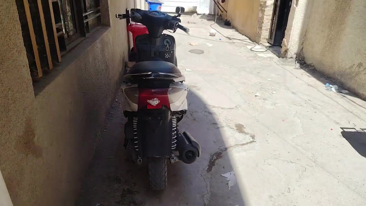 سلام عليكم سكنس للبيع ما مفتوحه كهربائياتهة كامله هورن دبل اشارة كلوبات سلف نص نكرة حساسات سلف رياضي سكليتر جديد فاكيوم حديد قايش جديد و بريك الخلفي يصير دائري نسيت اسمه بي سبرنكات هم جديد عداد سرعه و بانزين شغال  و الكلوب لأمامي و لأشاير لامامية موجودات ويا أوراقها هم نقصها بس كفرات ب 325 قفل وتساب ***********
