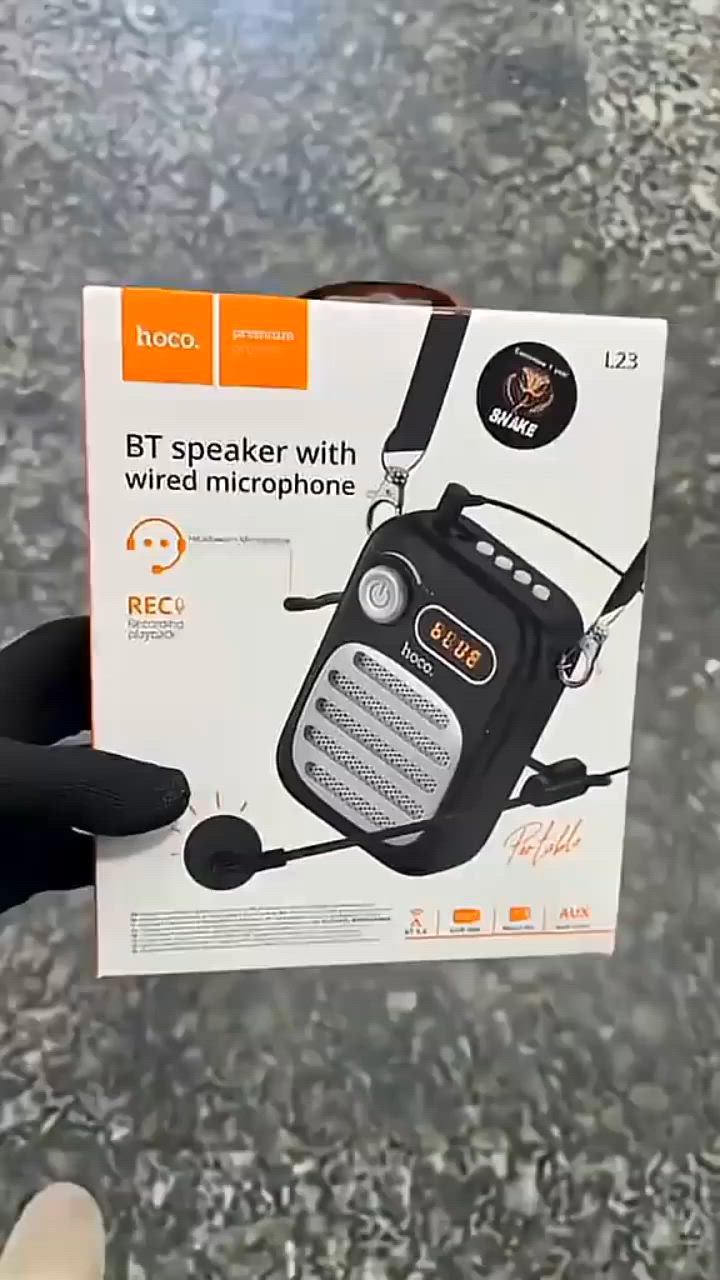 مكبر صوت ومضخم صوت محمول من شركة هوكو طراز (Hoco L23 BT Speaker) يأتي مزوداً بمايكروفون سلكي يُلبس على الرأس.

يُستخدم هذا الجهاز بشكل أساسي من قبل المعلمين والمحاضرين، والمرشدين السياحيين، وفي العروض التقديمية والترويجية لتوصيل الصوت وتضخيمه بوضوح دون إجهاد الأحبال الصوتية. 

🛠️ المواصفات الفنية والميزات الرئيسية:

الاتصال اللاسلكي: يدعم تقنية البلوتوث (إصدار Bluetooth 5.4) للاقتران بالهواتف والأجهزة اللوحية وبث الصوت.
المنافذ والوسائط: يحتوي على منفذ USB لتشغيل الفلاش ميموري، ومنفذ لبطاقات الذاكرة (Micro SD / TF Card)، بالإضافة إلى منفذ AUX.
ميزة التسجيل (REC): يدعم ميزة تسجيل الصوت الفوري وإعادة تشغيله عبر الفلاشة أو بطاقة الذاكرة.
البطارية: بطارية مدمجة بسعة 1200 مللي أمبير، تشحن عبر منفذ Type-C وتوفر تشغيلاً مستمراً يتراوح بين 4 إلى 5 ساعات.
قوة الصوت والتصميم: مكبر صوت بقوة 5 واط يوفر صوتاً نقياً وواضحاً، ويأتي بهيكل خفيف الوزن (180 غراماً) مع حزام لتعليقه على الكتف أو الخصر للتحرك بحرية أثناء الشرح


**إذا كنت صاحب هذا الإعلان وتريد حذفه لأي سبب، رجاءا أرسل رسالة إلى الدعم الفني**