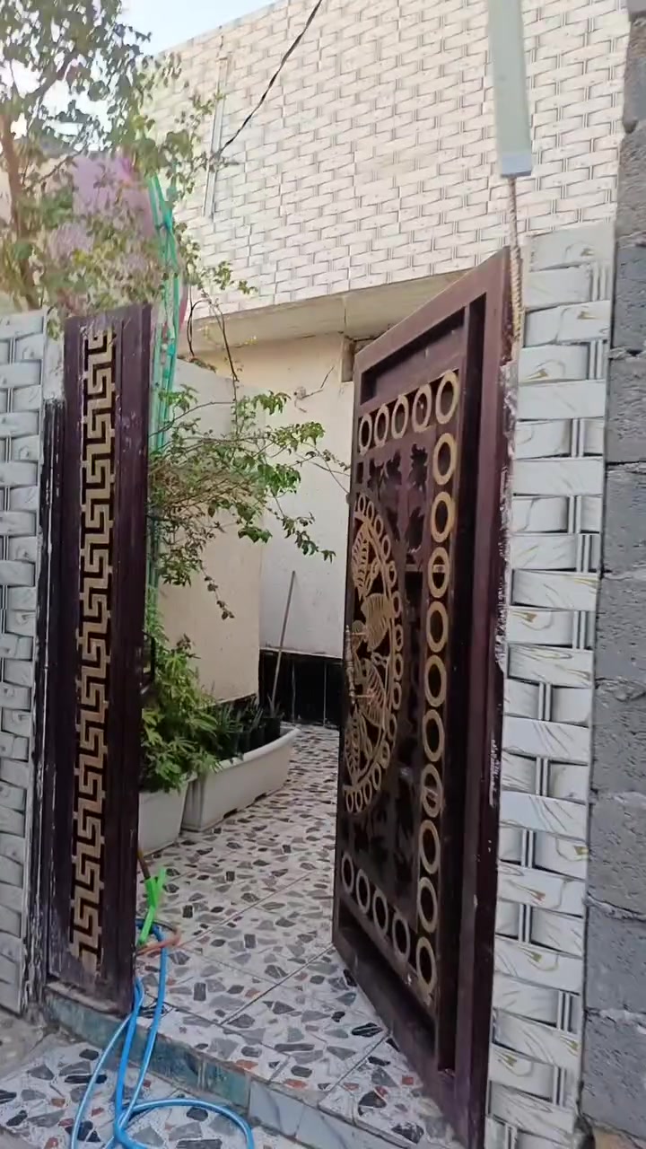 كربلاء منطقه لفدين  يبعد على لإمام 3 كيلو مساحته 85 متر طابق ونص يتكون من حديقه خارجيه وطارمه مع صحيات ومطبخ مساحته 5×3 وصاله 4×4 وغرفه 5×4 منور 6× متر  للاستفسار أكثر ***********
