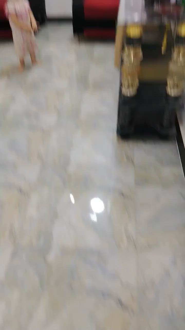 مشتمل للأيجار طابق ثاني مساحة 120 متر نضيف جدا جدا بناء حديث استقبال كبير وغرفتين نوم ومطبخ وصحيات كامل معزول كهرباء وماء .حته  مكان  خاص للسبلت في كل غرفه  يقع في منطقة المعالف..450 الف ايجاره وبي مجال .للاستفسار *********** واتساب
