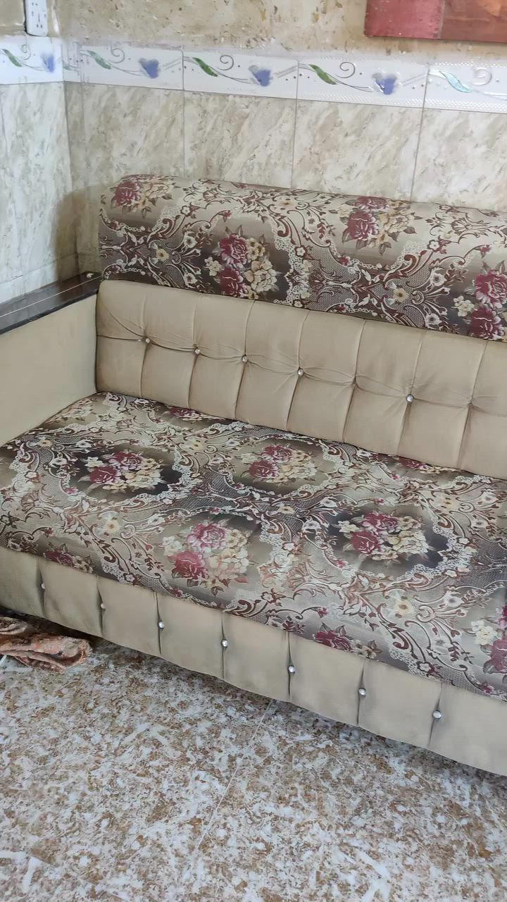 للبيع تخم قنفات 10 مقاعد + طبلتين 🛋️
المكان بغداد / تراث البياع
نسبة النضافه 95% ، ما بي ضرر، و الدوشمة ثابتة وما نازلة 
✅ القماش مطرز بنقشة ورد، ويه لمسة شمواه ناعمة
✅ الإيدين: خشب مطعم بخطوط فضية
✅ وياه طبلتين خشب (وسط + جانبية)
💰 السعر: 425ألف دينار (قابل للتفاوض شي بسيط)


**إذا كنت صاحب هذا الإعلان وتريد حذفه لأي سبب، رجاءا أرسل رسالة إلى الدعم الفني**