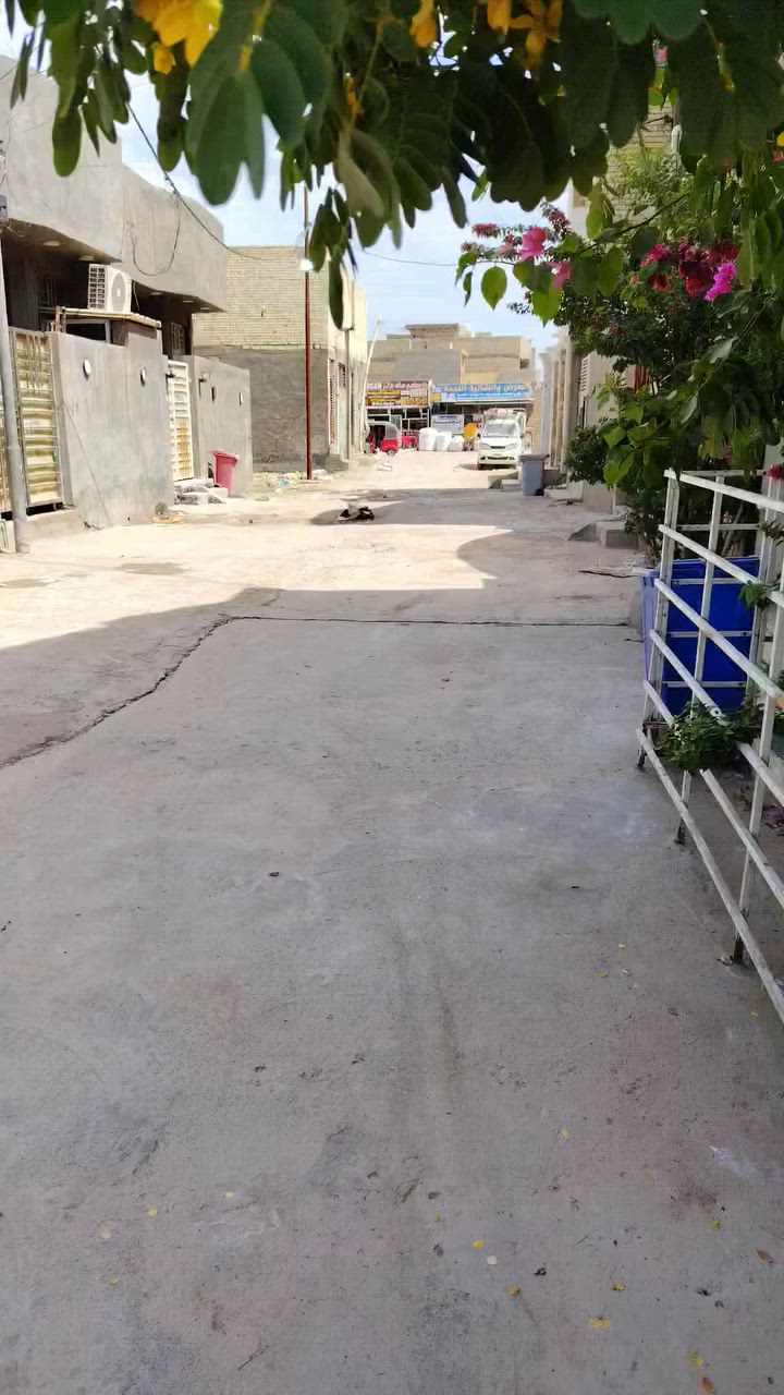 السلام عليكم بيت مساحته 100م منطقة اركيه وفاضل زراعي سند 25 طابق ونص كامل هذه رقمي ***********

