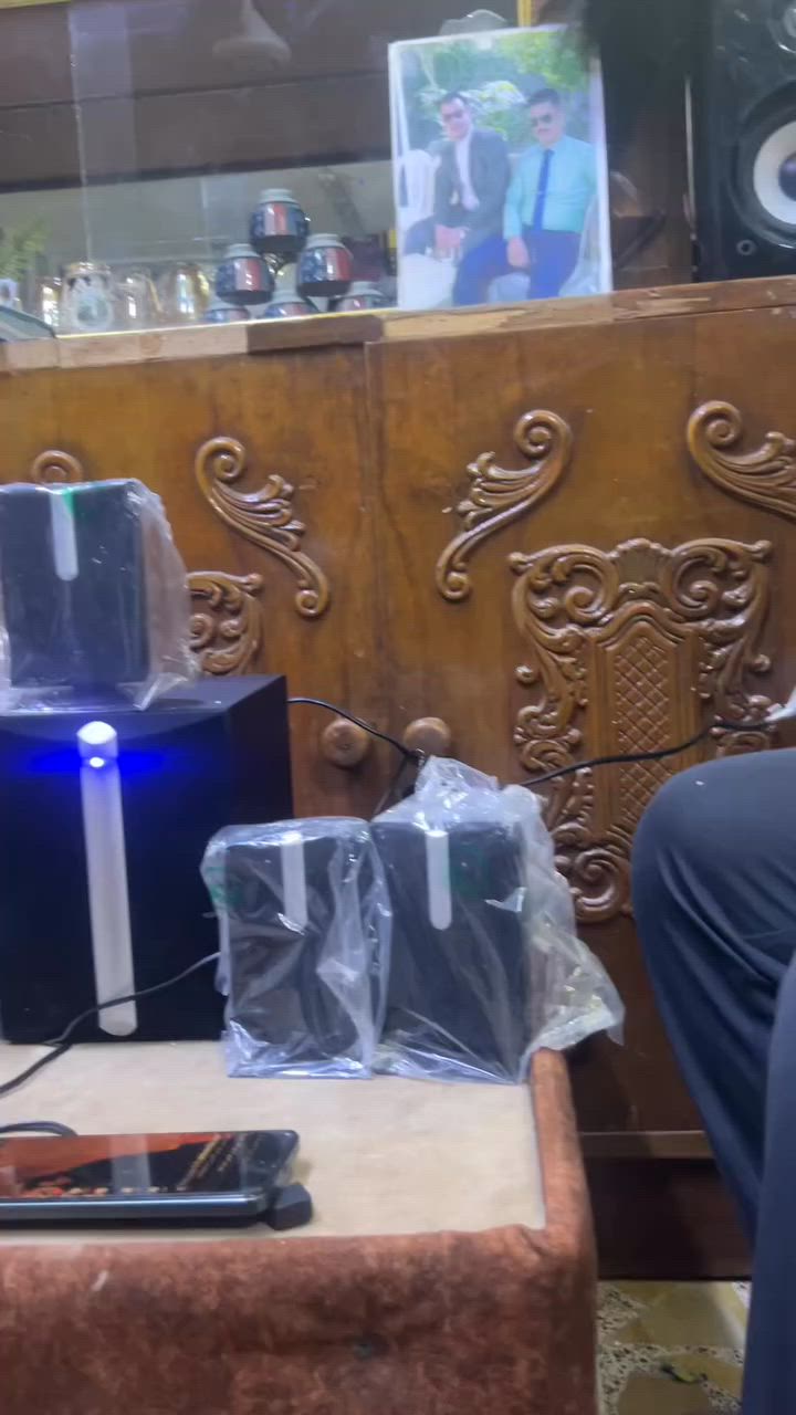 الصوت "5.1 Multimedia Computer Speaker" الموضح في "image.png":
### **المواصفات الفنية:**
 * **نوع النظام:** نظام مسرح منزلي 5.1 (DVD Theatre 5.1).
 * **رقم الموديل:** SW2313D.
 * **المميزات:**
   * نظام صوتي مكون من 5 سماعات ومضخم صوت (5.1 Channel).
   * تحكم دوار بمستوى الصوت (Rotary type Volume control).
   * توافقية عالية مع أجهزة DVD، وأجهزة الكمبيوتر (PC)، وشاشات LCD من خلال مدخل AUX.
   * يدعم تقنية البلوتوث (Bluetooth).
 * **الطاقة:** يعمل بجهد كهربائي
أما بخصوص *السعر ٩٠ وبي مجال بسيط


**إذا كنت صاحب هذا الإعلان وتريد حذفه لأي سبب، رجاءا أرسل رسالة إلى الدعم الفني**