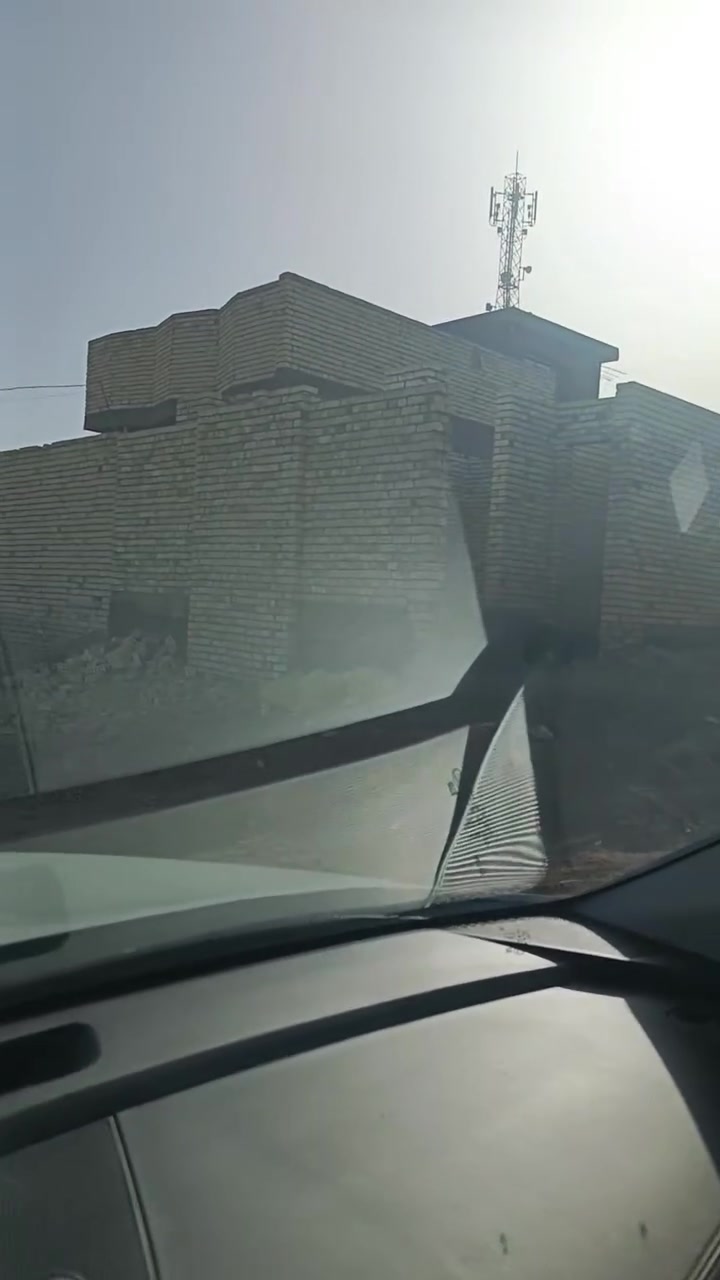 السلام عليكم قطعة للبيع طابو صرف ٢٠٠ متر الحي المقابل معمل السمنت تبعد عن الشارع العام ١٥٠ متر موضحه بالفيديو مقابل الهيكل. ***********
