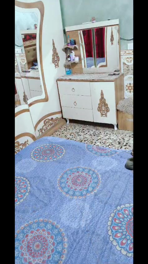 السلام عليكم
عرفه تركيه للبيع
مثل مموضح بالفيديو السجه مال كنتور بيها مشكله مال باب الكنتور +المرايه العاموديه فالته من جوه + رجل الميز مال تواليت فالت يرادله شد نضيفه بس يرادلها ترتيب شوي 
سعرها: 300 الف 
المكان بغداد حي الكوفه
للتواصل : ***********
