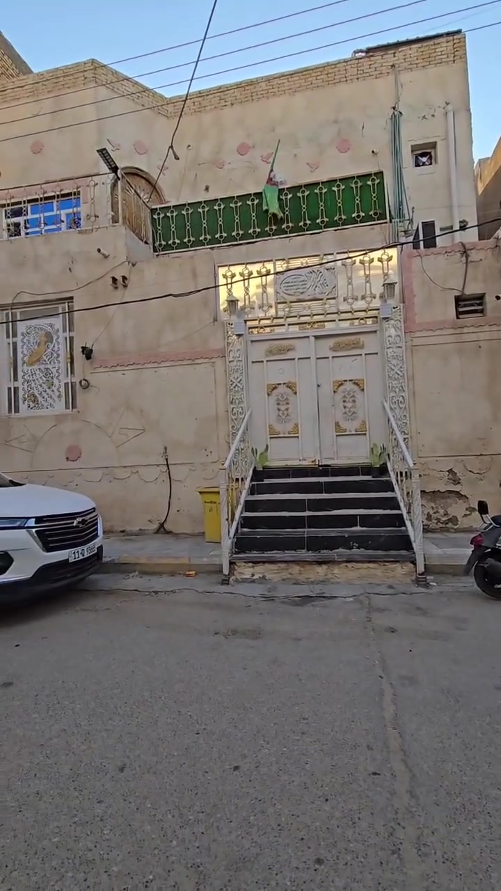 بيت للبيع بالزاوية مقابل مستشفى الازهر  مساحته 125 بناء 2015 طابقين الطابق الارضي استقبال مساحته 7×4 وصاله 4×6 وغرفة طول 6×4 ومطبخ 5×4 وصحيات  وطارمه  والطابق الثاني 3 غرف نوم وصحيات سعره 450 مطلوب مبادره 90 دفع كل 415 للمصرف العقاري 
للاستفسارالاتصال ***********
