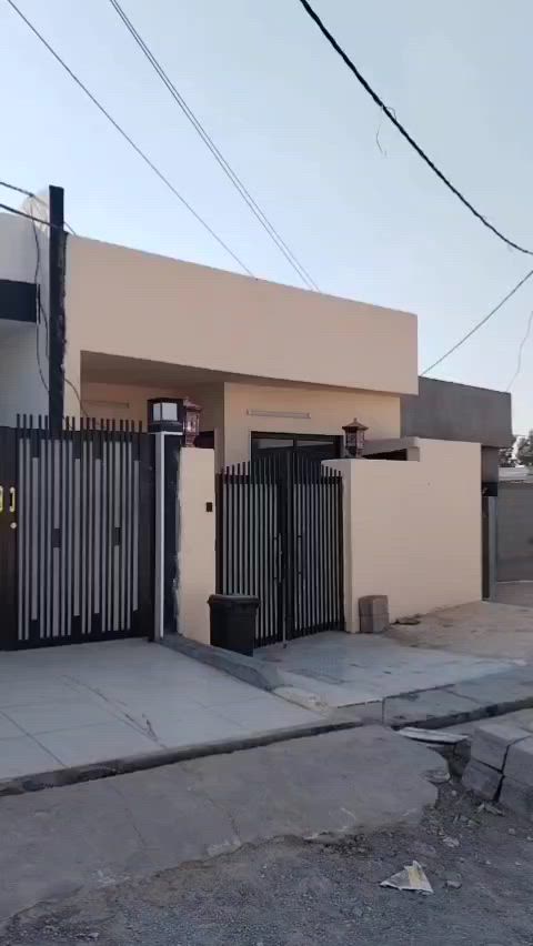 بيت للبيع في أربيل قرب شارع 150
بيت جديد صفر مطابق واحد مساحة 123 م
غرفتين نوم + هول + استقبال +مطبخ
السقف مغربي بالكامل
تواليت خارجي شرقي و غربي
ماء و كهرباء فول
الاتجاه شروق
مقابل فرع
السعر 280 ورقة وبيه مجال