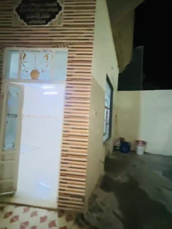 دار للبيع طابو صرف المساحه 225 متر
بناء طابوك السقف مسلح خدمات متكامله 
مجاري وتبليط الى باب البيت 
طابق واحد يحتوي على 
غرفتين نوم 
واستقبال
وصاله 
ومطبخ حار وبارد 
ملاحظه البيت كله سيراميك

وصحيات خارجيه وداخليه 
الاتصال على الرقم او المراسله على الواتساب 
***********
@إشارة
