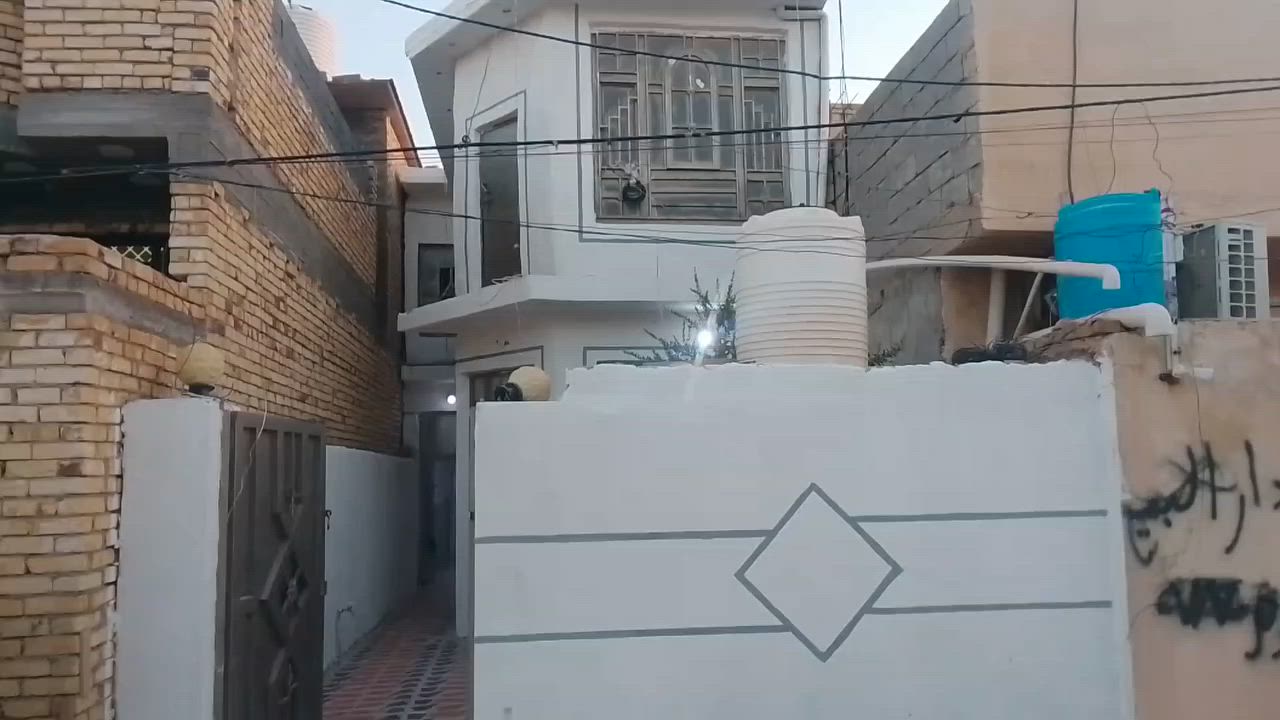 مشتمل 100 متر  طابقين بحي الحكيم شارع علي لامير قريب علا شارع العام مطبخ وستقبال وهول وصحيات داخليه وخارجيه وطابق الثاني هول وغرفه وصطح
طابو سند 25 مسجل بلديه شارع 11 مجاري 
السعر 34 بيه مجال بصيط 
الستفسار ***********
