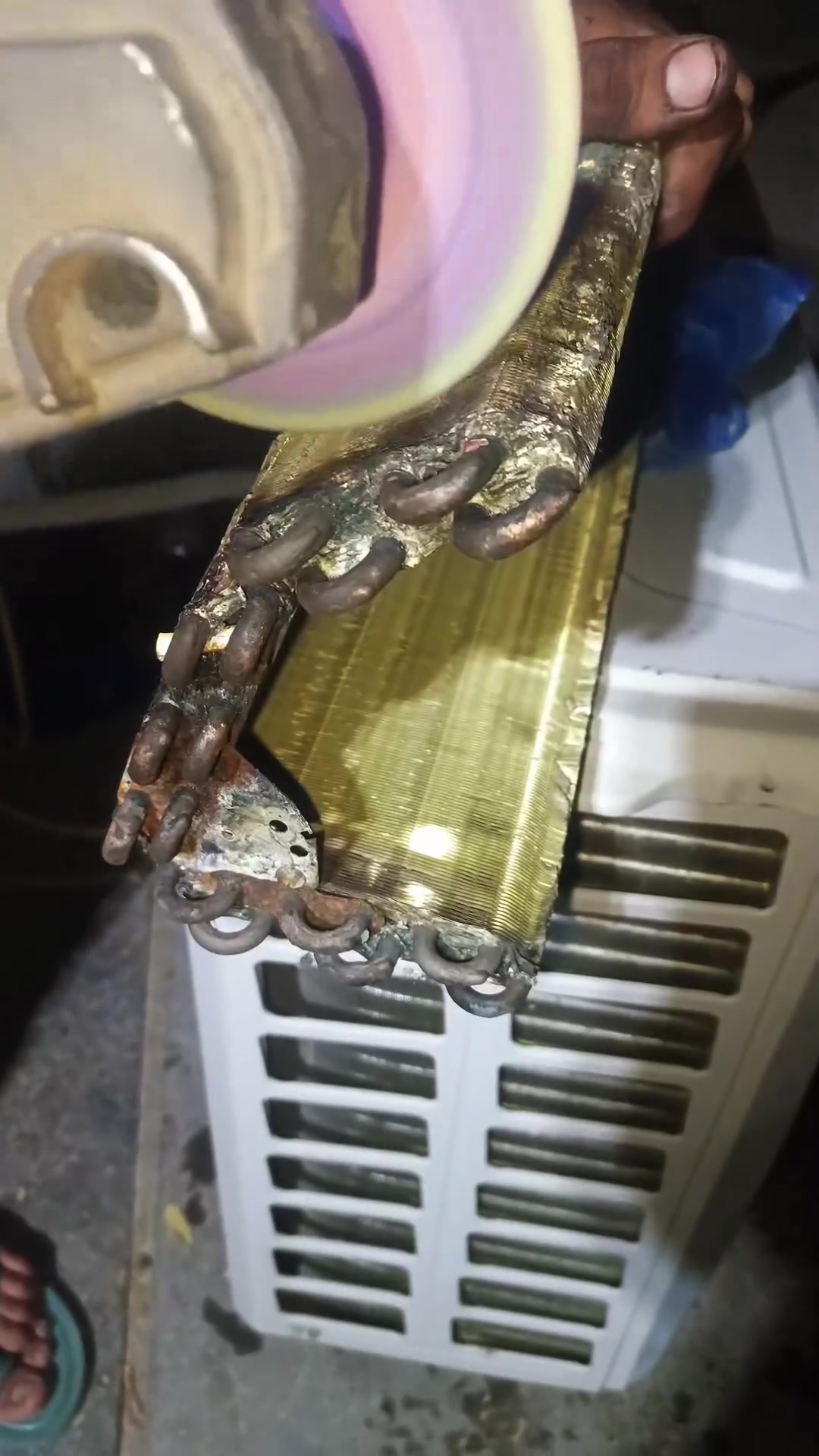 تعبت من سبلت والغاز يخلص بسرعة؟ 🥵❄️
​إذا عندك سبلت يهرب غاز وصار بيه "ليك" بسبب الصدأ والتآكل، لا تستعجل وتذبه أو تشتري قطعة جديدة وتكلف نفسك!
​مثل ما تشوفون بالفيديو، نرجعلك القطعة وكالة وبأعلى كفاءة:
◀️ تنظيف عميق وإزالة الصدأ: باستخدام الكوسرة والمعدات المتخصصة لتنظيف الأنابيب.
◀️ لحام احترافي: لحام دقيق ومحكم لجميع خطوط النحاس لضمان سد الليك نهائياً.
◀️ فحص وضمان: نضمن لك رجوع التبريد بقوته الأصلية.
​شغلنا نظيف، متقن، وبأسعار مناسبة جداً. 👨‍🔧
​📞 للتواصل والاستفسار (اتصال أو واتساب):
📱 ***********
