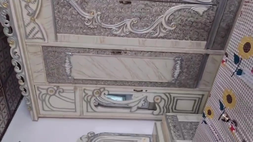 غرفه نوم عراقي تصميم تركي
غرفه متكامله تصوير ماوضح شوف بعينك وخذ

الله شاهد عليه غرفه جديده مستعمله ٤اشهر

السعر 850 وبيه مجال 

عنوان بهرز الدواسر
***********
