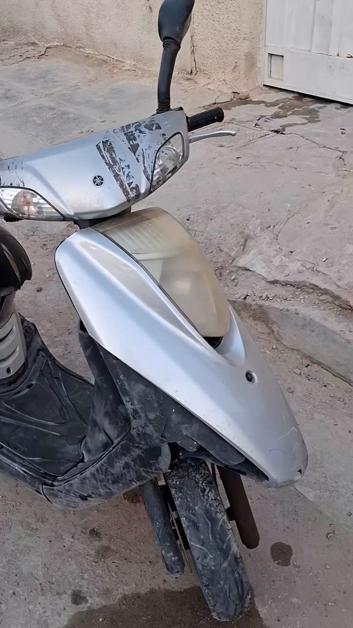 دراجه بريز نضيفه تخم تاير جديد وكفراتها بلاديه وشغاله وياها تخم كفرات اضافيه السعر 200 الف تريد تشتري راسلني او اتصل  علئ هذا الرقم ***********
