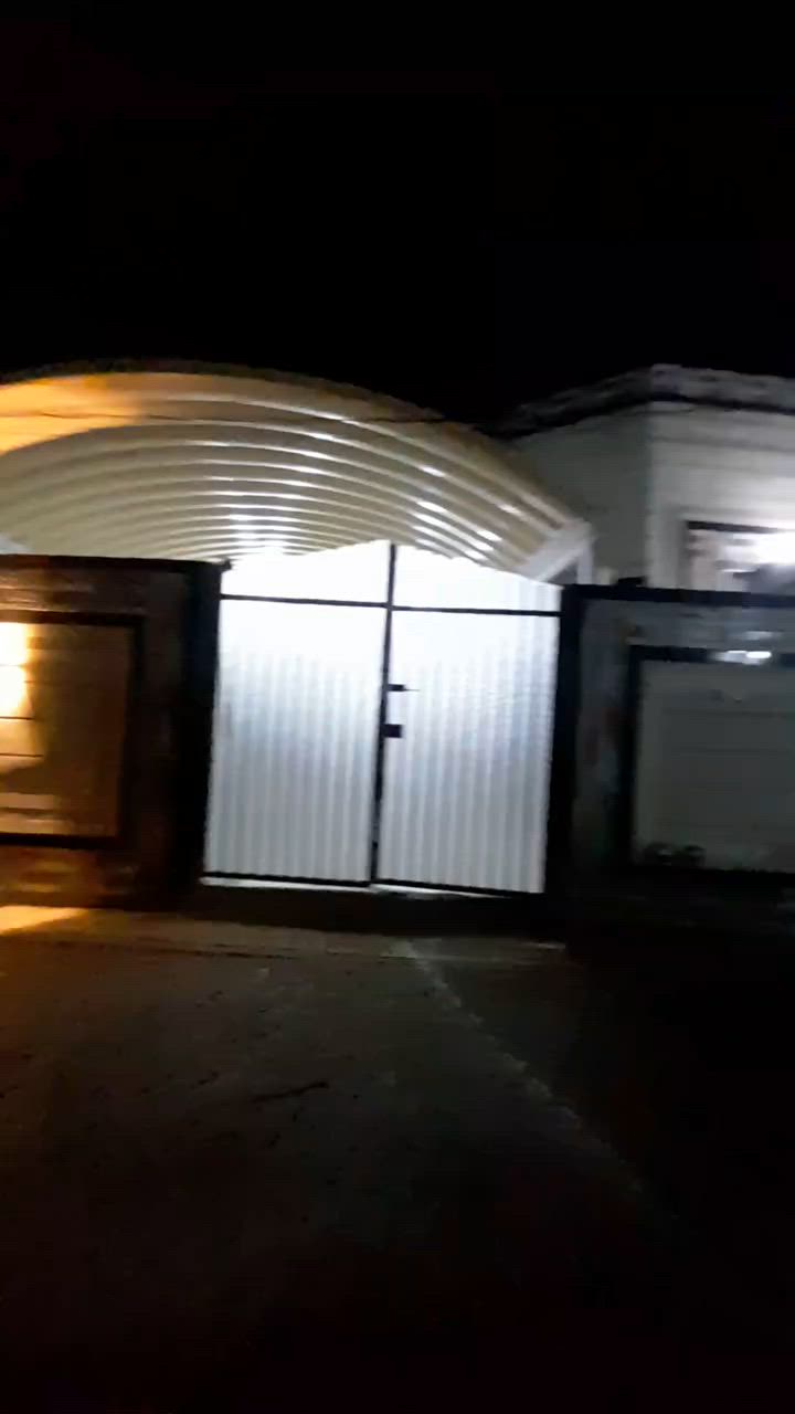 السلام عليكم بيت للبيع في منطقة حي الإعلام مساحته ٢٤٠ م زراعي بنيان حديث سنه ٢٠٢٤ يتكون البيت من صحيات خارجيه واستقبال ومطبخ وصاله وممرات ٢ وغرفتين وصحيات داخليه وحمام  للإستفسار ع رقم واتس اب *********** رجاءا المايشتري لا يتعبنه
