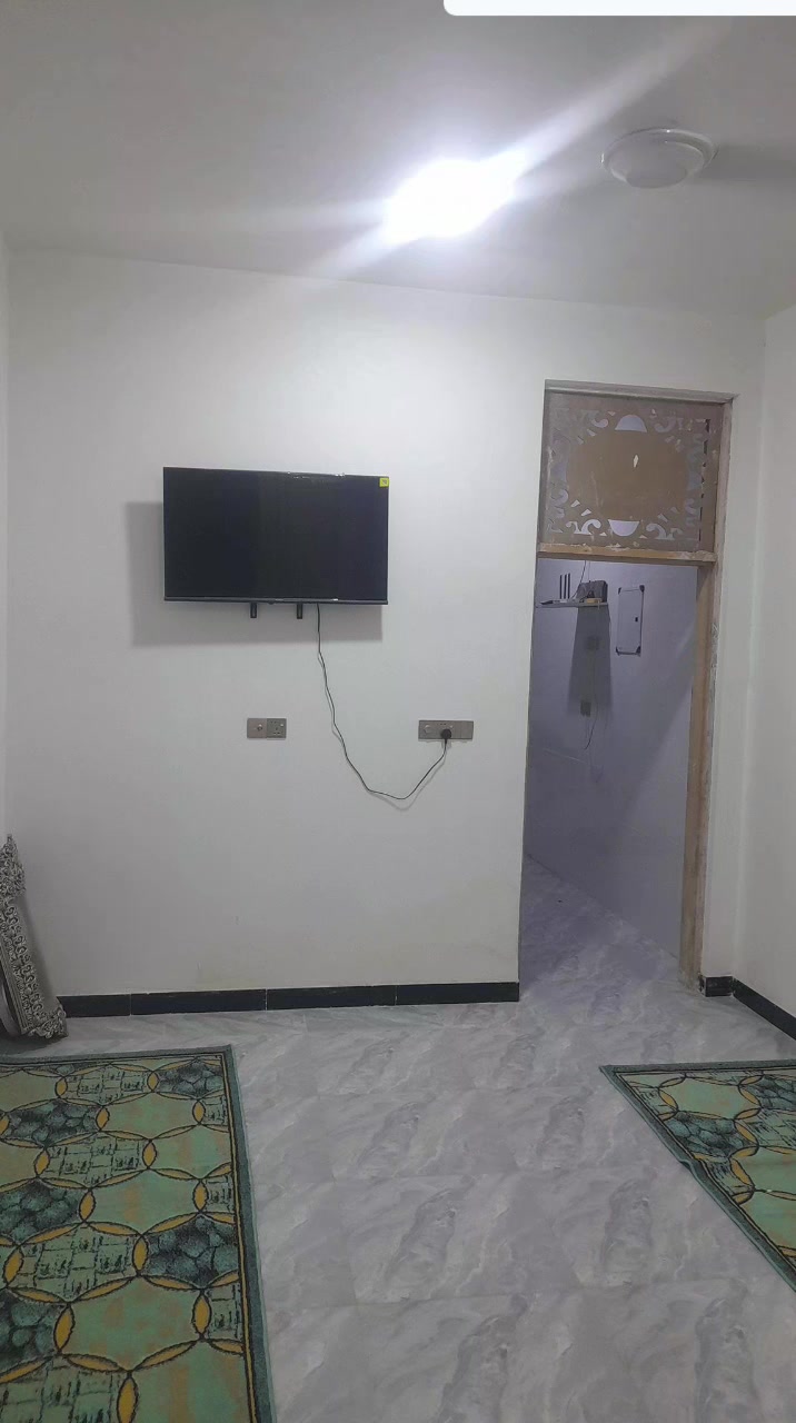 سلام عليكم البيت للبيع مساحه 130متر طارق زرعي سنه 25 تحويل باسم المشتري شارع 100 ورا محطه الاضواء بنيان درجه اولى رقم هاتف *********** واتساب السعر 77 وبي  مجال بسيط
