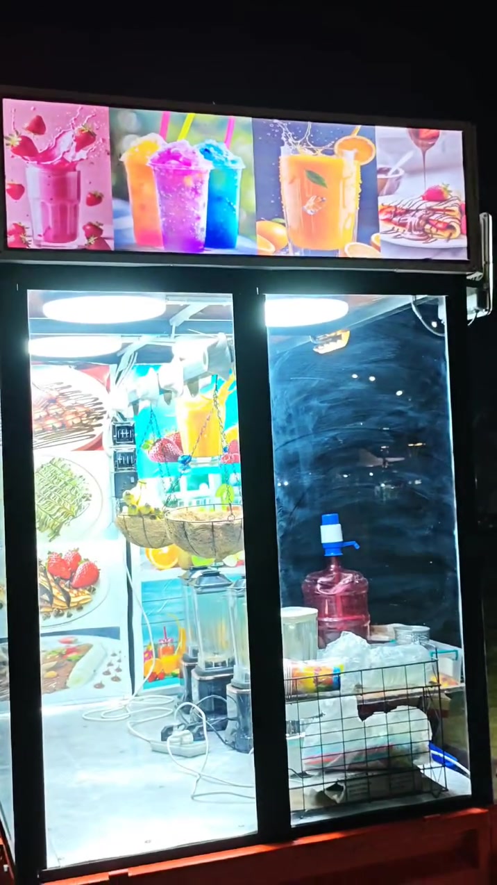 ستوتة شحن مع كشك عصائر مع كافة محتوياته للبيع 
يعني تأخذه تشتغل مباشرةً . 

ستوتة نظيفة واستعمال قليل من البيت لمكان العمل. 

والغراض استعمال شهر فقط . 
صار عندي ظرف واريد أبيعها 

العنوان بغداد. مدينة الصدر. 
***********
