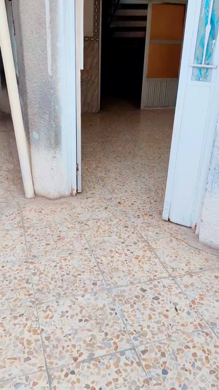 السلام عليكم
بيت للايجار بناء طابق واحد 
العنوان الشعب الزراعي
بيت كلش نضيف ومرتب 
كامل من كلشي جيب غراضك واكعد
يحتوي على مدخلين+استقبال+مطبخ+حولي جبير+تواليت معزول وحمام معزول+غرفة نوم+بيتونة وسطح
للاستفسار اتصل ***********

