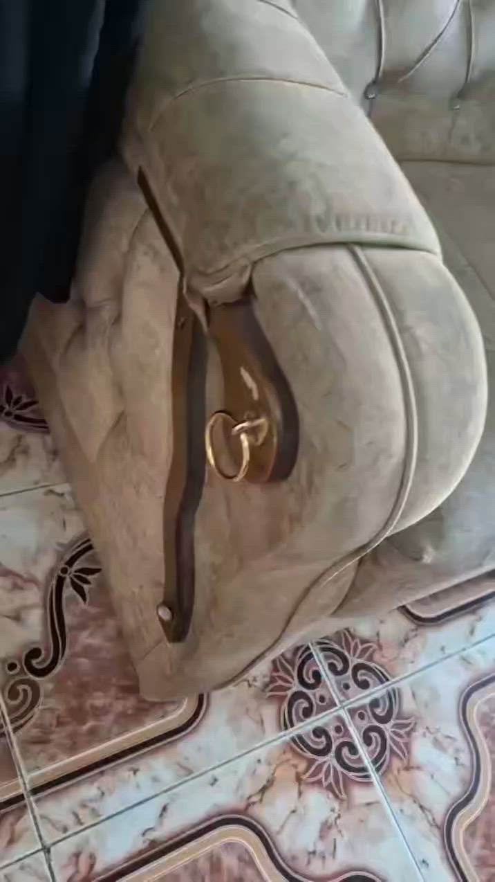 السلام عليكم تخم شوفت عينك قيم واخذ بس بدون كسر التخم شوفت عينك يحتاجله غسله وبي بل ركن مال المقعد مخلوعه بس يحتاج دك او شي لاتجي وتكلي هيج وهيج شوفه شوفت عينك *********** مكاني الحسينيه
