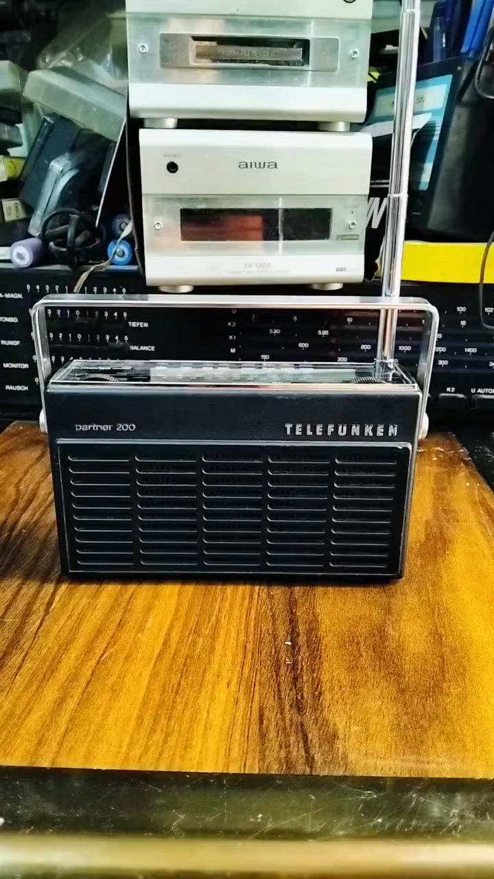 راديو تلفونكن الالماني 
صناعه ألماني صنع سنة 1976 
موجات الراديو FM MW 
سحب ممتاز للمواجات 
يعمل كهرباء 220 وباتري قلم 
يوجد فديو بالمنشور يوضح التشغيل 
للحجز والاستفسار المراسله على الخاص


**إذا كنت صاحب هذا الإعلان وتريد حذفه لأي سبب، رجاءا أرسل رسالة إلى الدعم الفني**