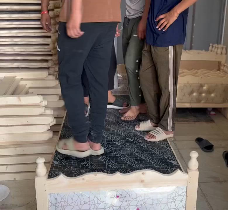 ٦٠ الف شامل توصيل مجاني باب بيتك شغل درجه اولا شرط الفحص عند استلام الطلب امام مندوب لفس مواصفات والشغل معروض.  قياس ٩٠ طول ٢٠٠  تتحمل اوزان ثقيله جدا اكثر من ٢٠٠ كيلو  يوصلك مندوب. يصعدون عليها 5 اشخاص  للتواصل ***********  للحجز ارسال رقم والعنوان
