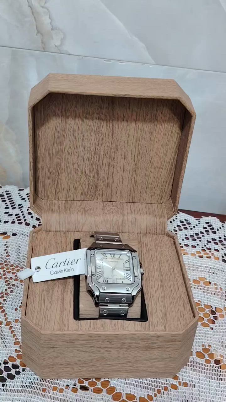السلام عليكم
ماركة الساعة⬅️ كارتير CARTIER
 صـنعت في ⬅️ فرنسا 🇫🇷 
    مميزاتـها ⬅️  عالية الدقه 💯
                 ⬅️فولاذ مقاوم  .. 
                 ⬅️لون المينة (ابيض) 
                 ⬅️لون السير (فضي)     
                 ⬅️الوزن ثقيل(135)غ.
                 ⬅️ عداد شهري وأسبوعي       تصميم ⌚  ⬅️كلاسيكي . حديد
*********** واتساب
